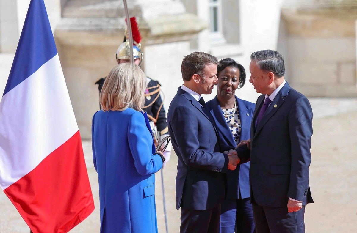 Party General Secretary and State President To Lam (L) and French President Emmanuel Macron Party General Secretary and State President To Lam (L) and French President Emmanuel Macron