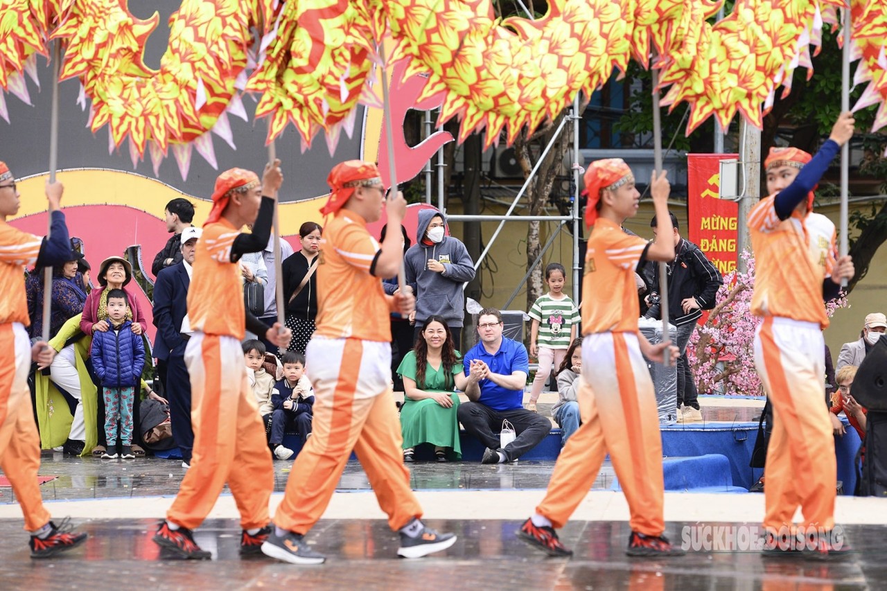 Foreign tourists attentively watch the dragon dance performance at the Dong Da Mound Festival (Hanoi). (Photo: Suc khoe & Doi song) Foreign tourists attentively watch the dragon dance performance at the Dong Da Mound Festival (Hanoi). (Photo: Suc khoe & Doi song)