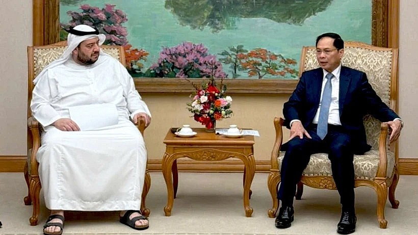 Deputy PM Bui Thanh Son (R) meets with UAE Minister of Investment Mohamed Alsuwaidi in Hanoi on February 8. (Photo: VNA) Deputy PM Bui Thanh Son (R) meets with UAE Minister of Investment Mohamed Alsuwaidi in Hanoi on February 8. (Photo: VNA)