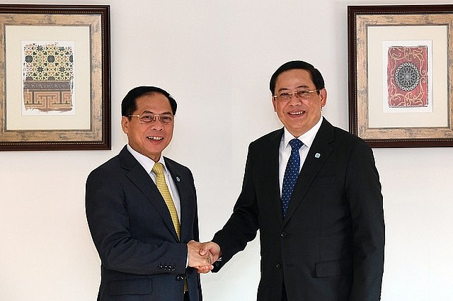 Deputy Prime Minister, Foreign Minister Bui Thanh Son (L) pays a courtesy visit to Lao Prime Minister Sonexay Siphandone in Dubai, the United Arab Emirates (UAE), February 11, 2025. Photo: VGP/Hai Minh Deputy Prime Minister, Foreign Minister Bui Thanh Son (L) pays a courtesy visit to Lao Prime Minister Sonexay Siphandone in Dubai, the United Arab Emirates (UAE), February 11, 2025. Photo: VGP/Hai Minh