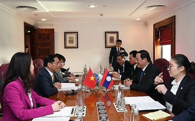 At the meeting between Deputy Prime Minister and Minister of Foreign Affairs Bui Thanh Son (L) and Lao PM Sonexay Siphandone. At the meeting between Deputy Prime Minister and Minister of Foreign Affairs Bui Thanh Son (L) and Lao PM Sonexay Siphandone.