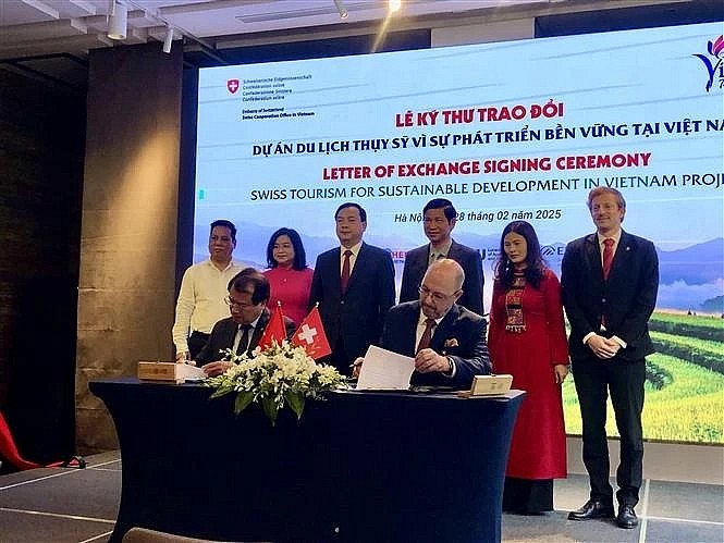 Swiss Ambassador to Vietnam Thomas Gass and Deputy Director of the Vietnam National Authority of Tourism Ha Van Sieu sign a Letter of Exchange. (Photo: VNA) Swiss Ambassador to Vietnam Thomas Gass and Deputy Director of the Vietnam National Authority of Tourism Ha Van Sieu sign a Letter of Exchange. (Photo: VNA)