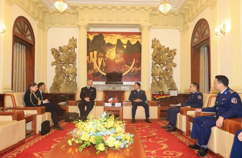 Major General Vu Trung Kien receives Rear Admiral Jacques Riviere. Major General Vu Trung Kien receives Rear Admiral Jacques Riviere.
