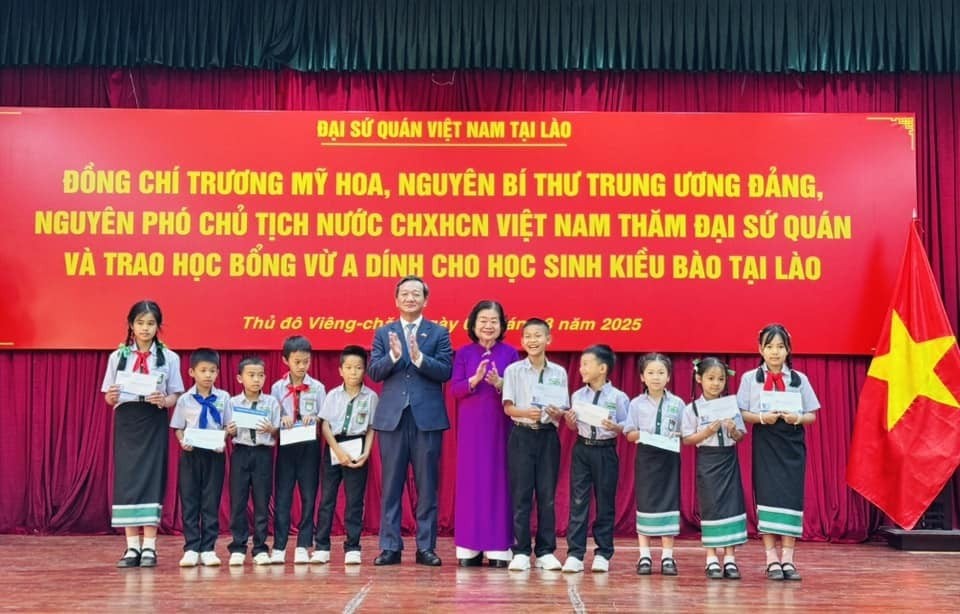 Vietnamese Ambassador to Laos Nguyen Minh Tam and former Vice President Truong My Hoa present scholarships to students. (Photo: Embassy of Vietnam in Laos) Vietnamese Ambassador to Laos Nguyen Minh Tam and former Vice President Truong My Hoa present scholarships to students. (Photo: Embassy of Vietnam in Laos)