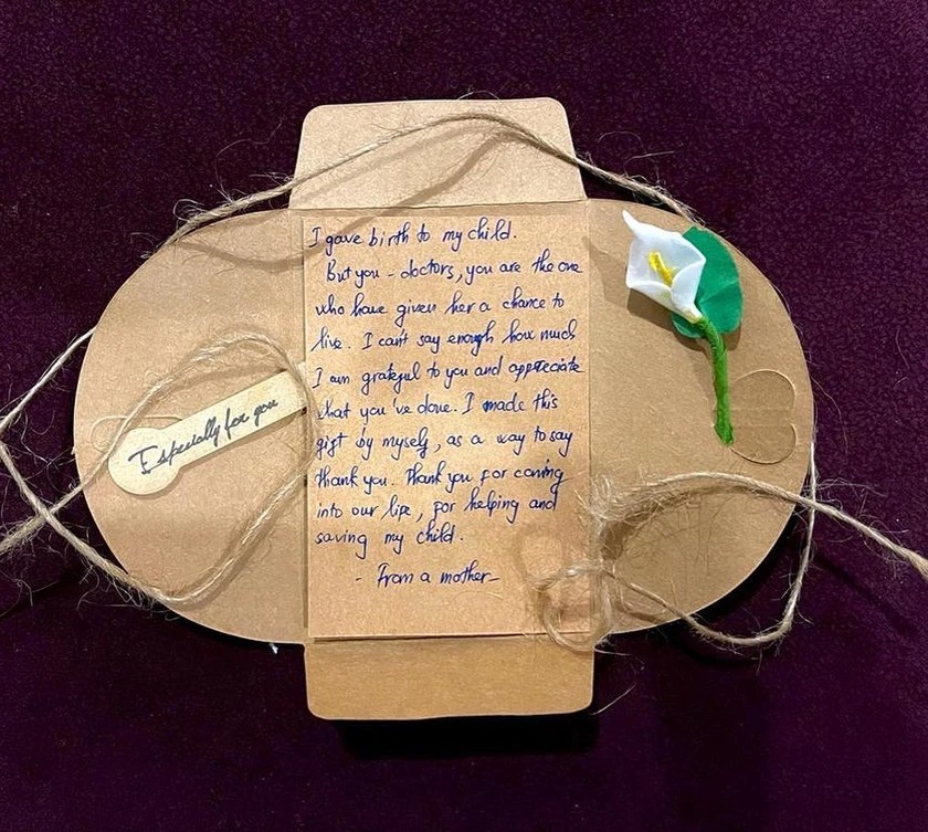 A thank-you card to the doctors written by Co's mother. (Photo: Citizen & Study Promotion Magazine) A thank-you card to the doctors written by Co's mother. (Photo: Citizen & Study Promotion Magazine)