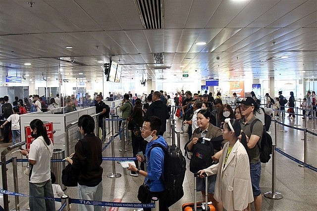 Passengers queue for check-in at Tan Son Nhat Airport. Photo: VNS Passengers queue for check-in at Tan Son Nhat Airport. Photo: VNS