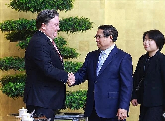Prime Minister Pham Minh Chinh (centre) shakes hands with US Ambassador to Vietnam Marc Evans Knapper. (Photo: VNA) Prime Minister Pham Minh Chinh (centre) shakes hands with US Ambassador to Vietnam Marc Evans Knapper. (Photo: VNA)