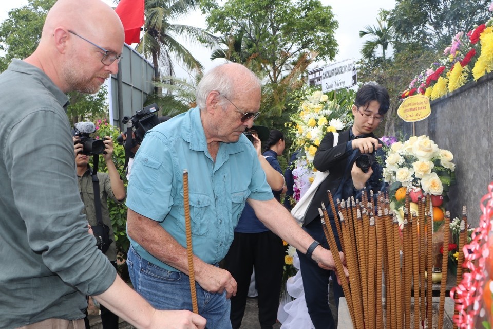 Ronald L. Haeberle (in blue), the author of the photos of the Son My Massacre, offers incense at the memorial ceremony. (Photo: Kinh Te & Do Thi) Ronald L. Haeberle (in blue), the author of the photos of the Son My Massacre, offers incense at the memorial ceremony. (Photo: Kinh Te & Do Thi)