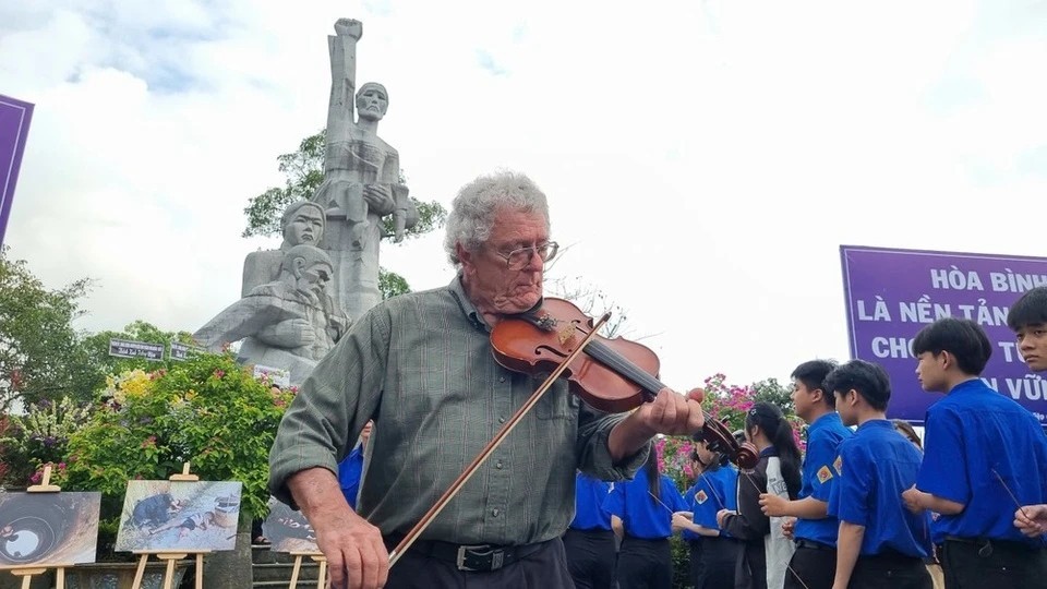 Mike Boehm plays his violin under the Son My Memorial statue. (Photo: Znews) Mike Boehm plays his violin under the Son My Memorial statue. (Photo: Znews)