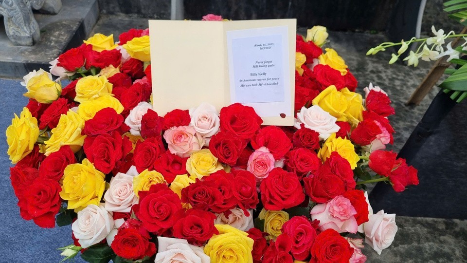 504 roses from veteran Billy Kelly. (Photo: Kinh Te & Do Thi) 504 roses from veteran Billy Kelly. (Photo: Kinh Te & Do Thi)