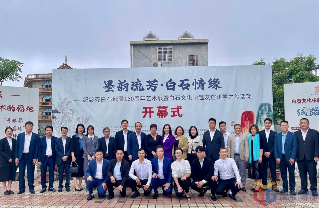 Delegates from Tran Phu and Hai Yen wards (Vietnam) and Dongxing town (China) took commemorative photos. Delegates from Tran Phu and Hai Yen wards (Vietnam) and Dongxing town (China) took commemorative photos.