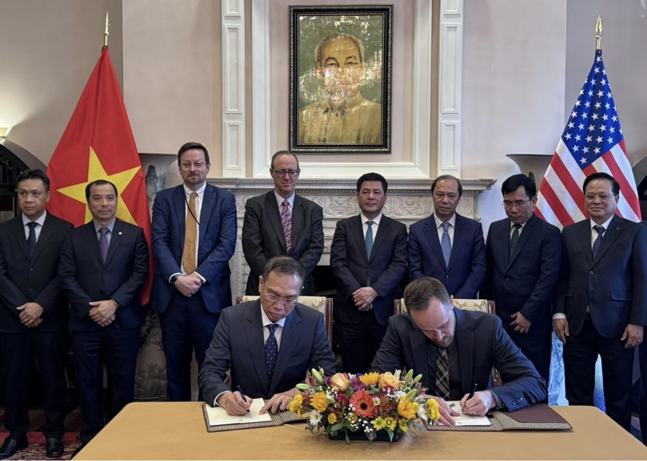 Vietnam’s Minister of Industry and Trade Nguyen Hong Dien witnesses the signing of major economic and trade agreements between Vietnamese and US businesses. (Photo: MOIT) Vietnam’s Minister of Industry and Trade Nguyen Hong Dien witnesses the signing of major economic and trade agreements between Vietnamese and US businesses. (Photo: MOIT)