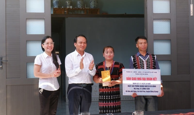 Permanent Deputy Secretary of the Da Nang Party Committee Nguyen Dinh Vinh presents gifts to a disadvantaged family in Dong Giang, Quang Nam. (Photo: Nguyet Anh/danang.gov.vn). Permanent Deputy Secretary of the Da Nang Party Committee Nguyen Dinh Vinh presents gifts to a disadvantaged family in Dong Giang, Quang Nam. (Photo: Nguyet Anh/danang.gov.vn).