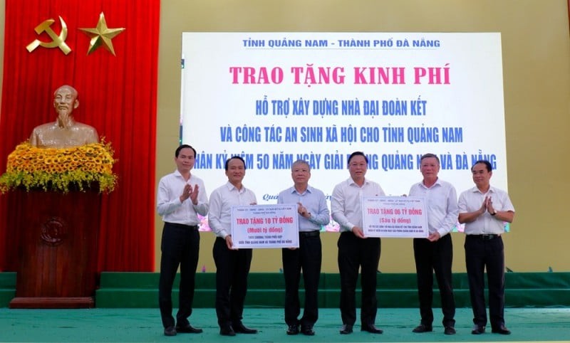 Permanent Deputy Secretary of the Da Nang Party Committee Nguyen Dinh Vinh and Chairman of the Vietnam Fatherland Front Committee of Da Nang Le Van Trung present VND 10 billion and 100 houses to Quang Nam. (Photo: Nguyet Anh/danang.gov.vn). Permanent Deputy Secretary of the Da Nang Party Committee Nguyen Dinh Vinh and Chairman of the Vietnam Fatherland Front Committee of Da Nang Le Van Trung present VND 10 billion and 100 houses to Quang Nam. (Photo: Nguyet Anh/danang.gov.vn).