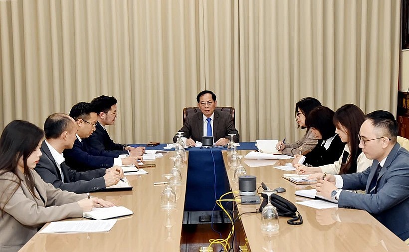 Vietnamese Deputy Prime Minister and Minister of Foreign Bui Thanh Son (centre) holds phone talks with Minister of Foreign Affairs of the Republic of Korea Cho Tae-yul on March 18. (Photo: VNA) Vietnamese Deputy Prime Minister and Minister of Foreign Bui Thanh Son (centre) holds phone talks with Minister of Foreign Affairs of the Republic of Korea Cho Tae-yul on March 18. (Photo: VNA)