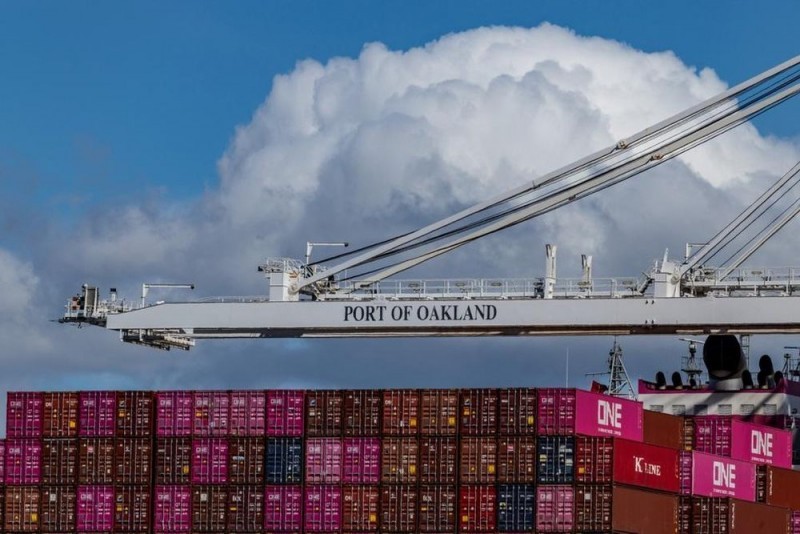 125 / 5.000 A cargo ship loaded with containers at the Port of Oakland, California amid trade tensions over increased US tariffs. (Photo: Reuters) 125 / 5.000 A cargo ship loaded with containers at the Port of Oakland, California amid trade tensions over increased US tariffs. (Photo: Reuters)