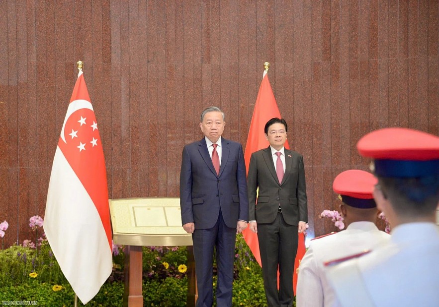 Singaporean Prime Minister and Secretary-General of the People's Action Party (PAP), Lawrence Wong, presided over the official welcome ceremony for General Secretary To Lam on March 12, 2025. (Photo: Tuan Anh) Singaporean Prime Minister and Secretary-General of the People's Action Party (PAP), Lawrence Wong, presided over the official welcome ceremony for General Secretary To Lam on March 12, 2025. (Photo: Tuan Anh)