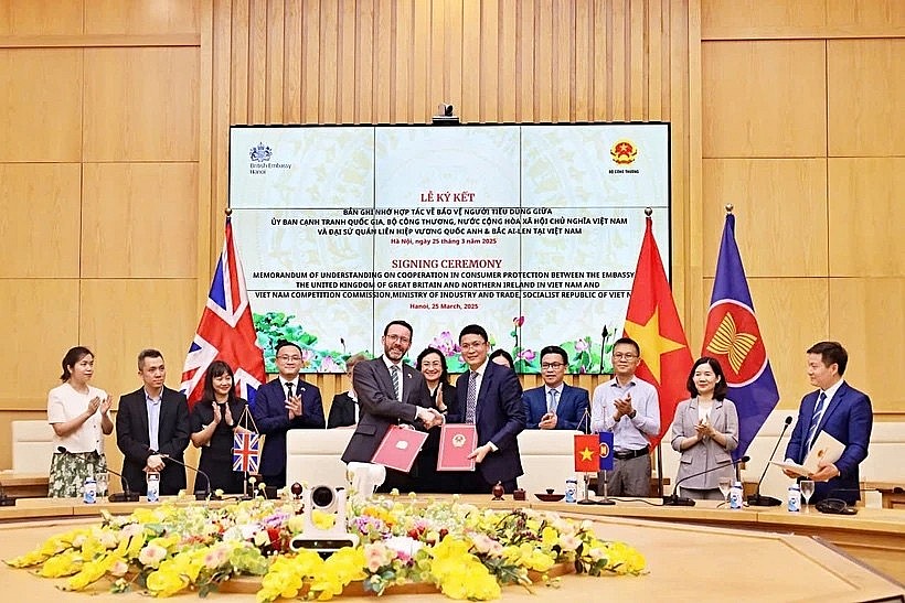 At the MoU signing ceremony (Photo: moit.gov.vn)