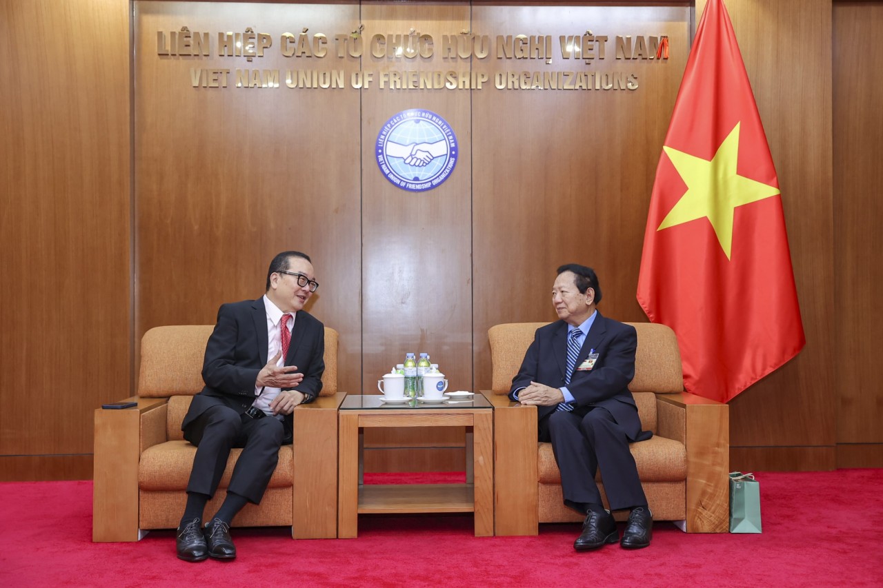 VSFA Vice President - Secretary General Nguyen Duc Hung (right) receives Lian Wee Cheow, Vice Chairman of the Singapore International Foundation (Photo: Dinh Hoa) VSFA Vice President - Secretary General Nguyen Duc Hung (right) receives Lian Wee Cheow, Vice Chairman of the Singapore International Foundation (Photo: Dinh Hoa)