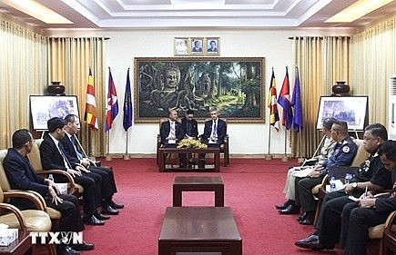 Embassy Supports Vietnamese people in Northwest Cambodia Embassy Supports Vietnamese people in Northwest Cambodia
