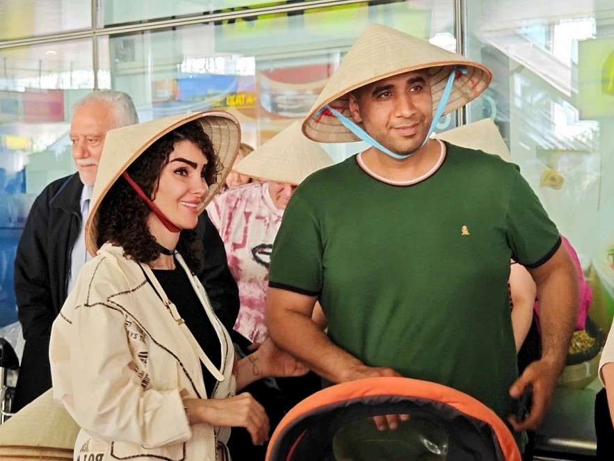 Iranian tourists arrived in Hanoi on March 28 on the first charter flight from Iran to the capital city. (Photo courtesy of ASIA DMC) Iranian tourists arrived in Hanoi on March 28 on the first charter flight from Iran to the capital city. (Photo courtesy of ASIA DMC)