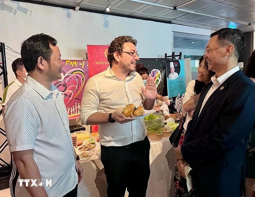 Virgile Prod'Homme, Research Director at Alliance Française Singapore, enjoys Vietnamese baguette. (Photo: VNA) Virgile Prod'Homme, Research Director at Alliance Française Singapore, enjoys Vietnamese baguette. (Photo: VNA)