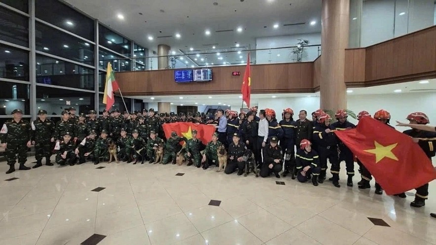 Vietnamese soldiers, police officers, and service dogs arrive at Yangon airport, Myanmar, and stay ready for earthquake relief efforts. Vietnamese soldiers, police officers, and service dogs arrive at Yangon airport, Myanmar, and stay ready for earthquake relief efforts.