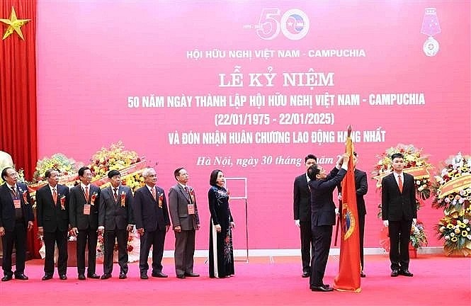 Deputy Prime Minister and Minister of Foreign Affairs Bui Thanh Son presents the State’s first-class Labour Order to the Vietnam-Cambodia Friendship Association at the ceremony. (Photo: VNA) Deputy Prime Minister and Minister of Foreign Affairs Bui Thanh Son presents the State’s first-class Labour Order to the Vietnam-Cambodia Friendship Association at the ceremony. (Photo: VNA)
