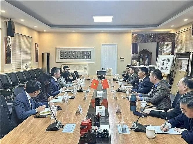 At the working session between Vietnamese Ambassador to China Pham Thanh Binh and the Charhar Institute (Photo: VNA) At the working session between Vietnamese Ambassador to China Pham Thanh Binh and the Charhar Institute (Photo: VNA)