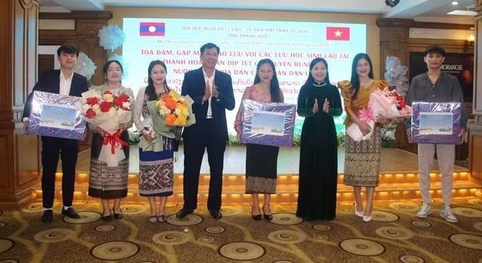 Thanh Hoa gives gifts to Lao students. Photo: Thanh Hoa Newspaper Thanh Hoa gives gifts to Lao students. Photo: Thanh Hoa Newspaper