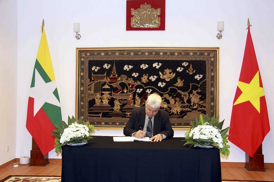 Chu Cong Phung, Chairman of the Vietnam-Myanmar Friendship Association, signs the book of mourning at the Myanmar Embassy in Vietnam. (Photo: Thanh Luan)