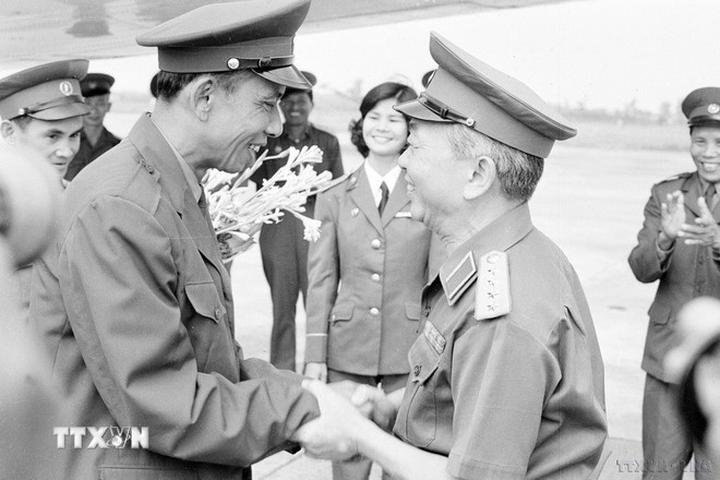 General Vo Nguyen Giap, Minister of National Defence, welcomes Khamtay Siphandone, Lao Deputy Prime Minister and Minister of National Defence, on a visit to Vietnam (1977). General Vo Nguyen Giap, Minister of National Defence, welcomes Khamtay Siphandone, Lao Deputy Prime Minister and Minister of National Defence, on a visit to Vietnam (1977).