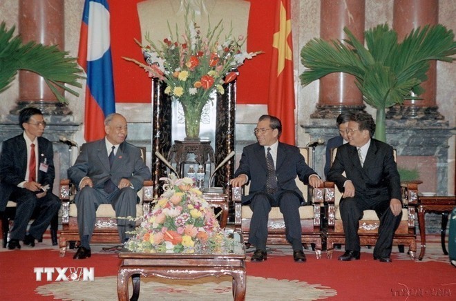 Party General Secretary Nong Duc Manh (second from right) and State President Tran Duc Luong (first from right) receive President of the Lao People’s Revolutionary Party and President of Laos Khamtay Siphandone, during his official friendship visit to Vietnam in 2002. (Photo: VNA) Party General Secretary Nong Duc Manh (second from right) and State President Tran Duc Luong (first from right) receive President of the Lao People’s Revolutionary Party and President of Laos Khamtay Siphandone, during his official friendship visit to Vietnam in 2002. (Photo: VNA)