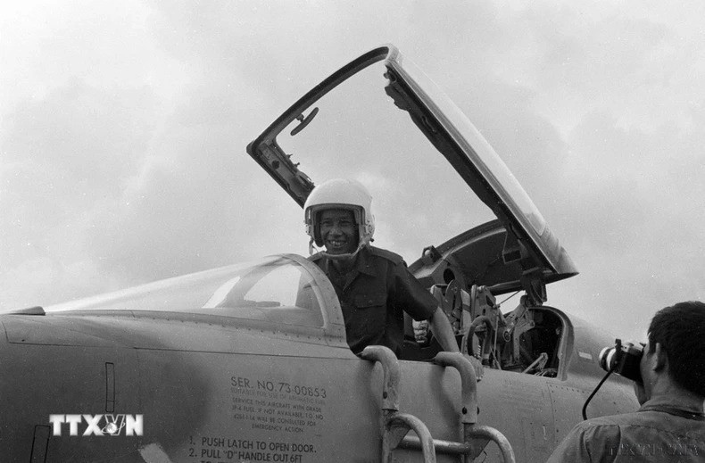 Lao Deputy Prime Minister and Minister of National Defence Khamtay Siphandone boards a P5 plane during a visit to the Military Region 7 Command and Bien Hoa Airport (1977). Lao Deputy Prime Minister and Minister of National Defence Khamtay Siphandone boards a P5 plane during a visit to the Military Region 7 Command and Bien Hoa Airport (1977).