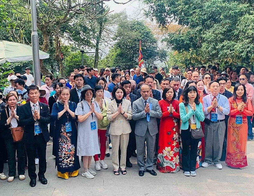 Nearly 50 Overseas Vietnamese Offer Incense to onor the Hung Kings and their roots Nearly 50 Overseas Vietnamese Offer Incense to onor the Hung Kings and their roots