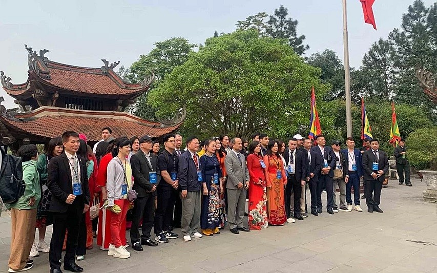 Nearly 50 Overseas Vietnamese Offer Incense to onor the Hung Kings and their roots Nearly 50 Overseas Vietnamese Offer Incense to onor the Hung Kings and their roots
