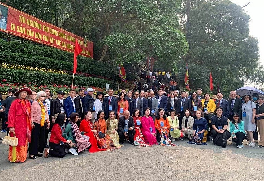 Nearly 50 Overseas Vietnamese Offer Incense to onor the Hung Kings and their roots Nearly 50 Overseas Vietnamese Offer Incense to onor the Hung Kings and their roots