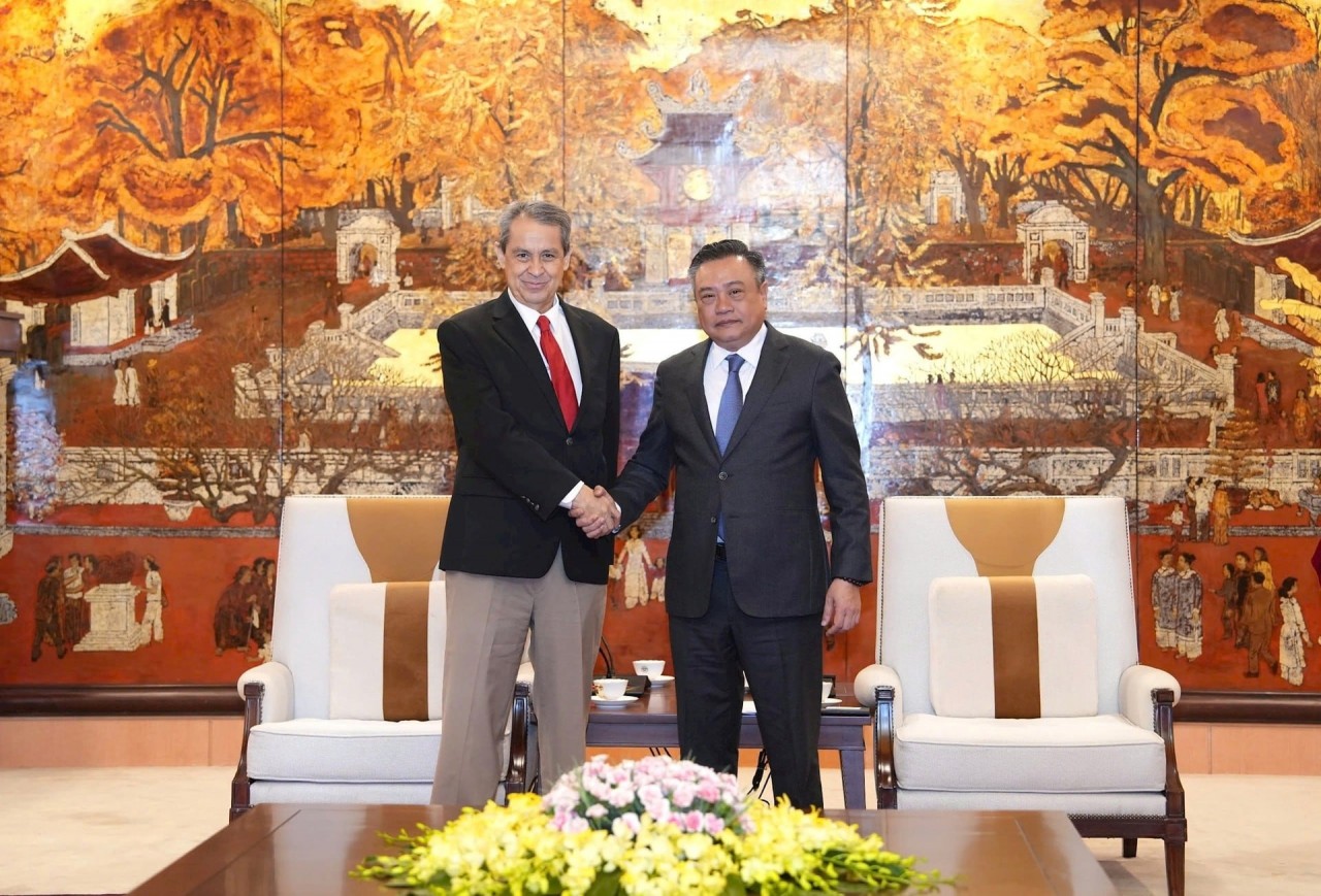 Chairman of Hanoi People's Committee Tran Sy Thanh (right) and Mexican Ambassador to Vietnam Alejandro Negrín Munoz. (Photo: Hanoi Moi Newspaper) Chairman of Hanoi People's Committee Tran Sy Thanh (right) and Mexican Ambassador to Vietnam Alejandro Negrín Munoz. (Photo: Hanoi Moi Newspaper)