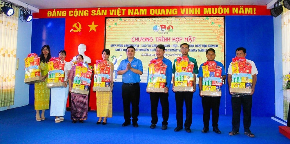 Presenting gifts to Cambodian and Lao students studying in An Giang. (Photo: An Giang Newspaper) Presenting gifts to Cambodian and Lao students studying in An Giang. (Photo: An Giang Newspaper)