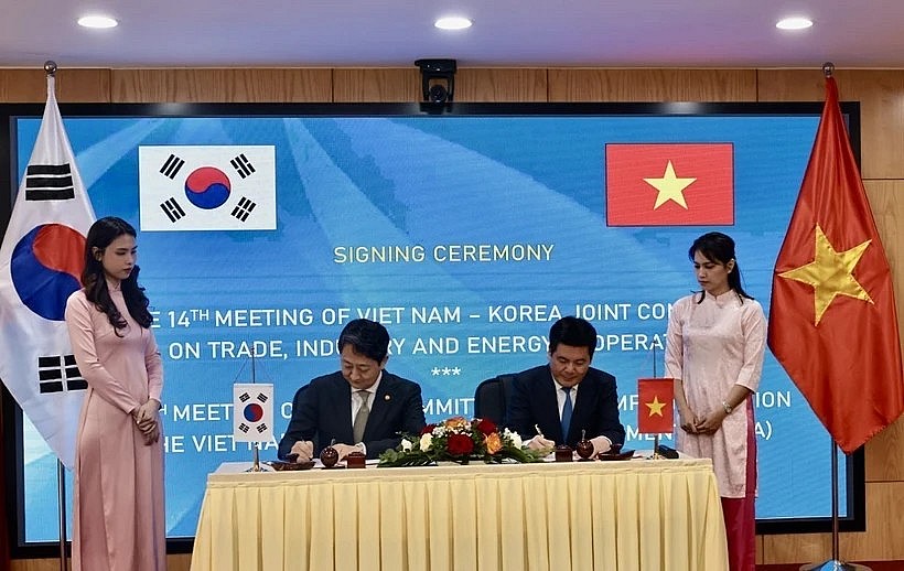 Vietnamese Minister of Industry and Trade Nguyen Hong Dien (R) and Korean Minister of Trade, Industry and Energy Ahn Dukgeun sign cooperation documents in the meeting. (Photo: VNA) Vietnamese Minister of Industry and Trade Nguyen Hong Dien (R) and Korean Minister of Trade, Industry and Energy Ahn Dukgeun sign cooperation documents in the meeting. (Photo: VNA)