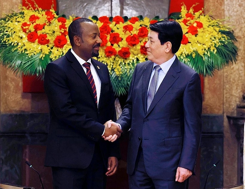 State President Luong Cuong (R) welcomes Ethiopian Prime Minister Abiy Ahmed Ali in Hanoi on April 16. (Photo: VNA) State President Luong Cuong (R) welcomes Ethiopian Prime Minister Abiy Ahmed Ali in Hanoi on April 16. (Photo: VNA)