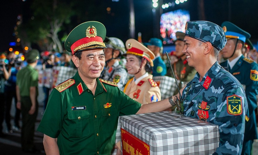 General Phan Van Giang encourages officers and soldiers during the joint training for the April 30 parade in Ho Chi Minh City. Photo: The Bang. General Phan Van Giang encourages officers and soldiers during the joint training for the April 30 parade in Ho Chi Minh City. Photo: The Bang.
