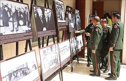 Photo exhibition in Laos: Story of Vietnam's Defense and Vietnam - Laos Solidarity Photo exhibition in Laos: Story of Vietnam's Defense and Vietnam - Laos Solidarity