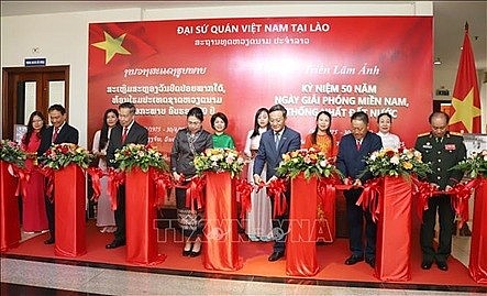 Photo exhibition in Laos: Story of Vietnam's Defense and Vietnam - Laos Solidarity Photo exhibition in Laos: Story of Vietnam's Defense and Vietnam - Laos Solidarity