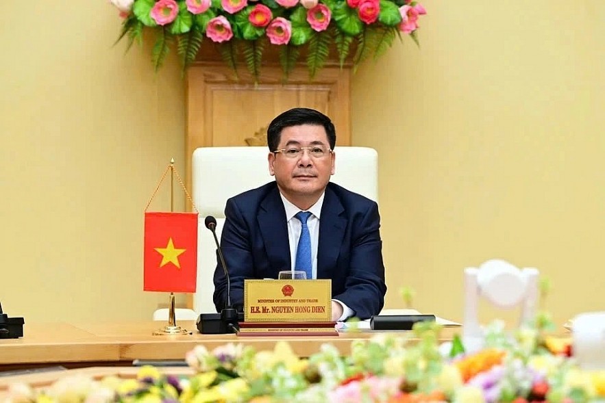 Minister of Industry and Trade Nguyen Hong Dien who is also head of the Government's Negotiation Delegation, during his phone call with with US Trade Representative Jamieson Greer on April 23 evening. (Photo: MOIT)