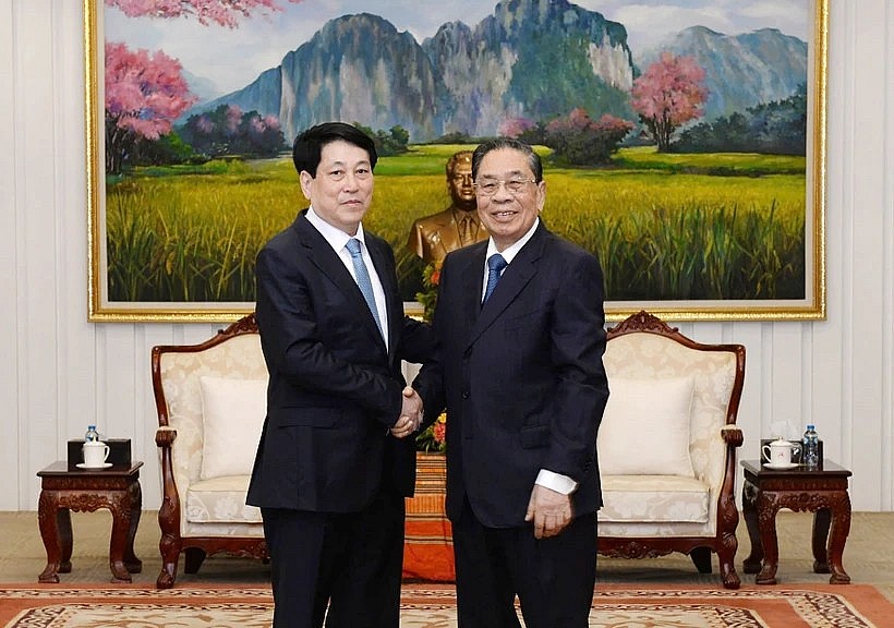 State President Luong Cuong (L) meets former Party General Secretary and President of Laos Choummaly Sayasone. (Photo: VNA) State President Luong Cuong (L) meets former Party General Secretary and President of Laos Choummaly Sayasone. (Photo: VNA)