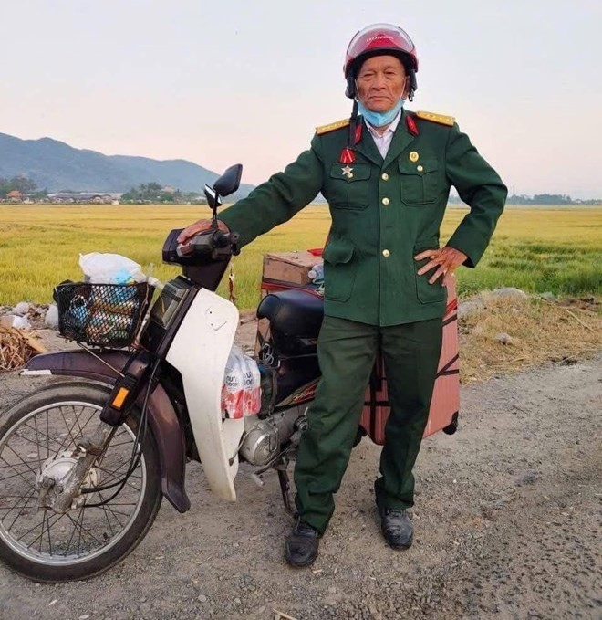 Trần Văn Thanh with his belongings on the journey from Vinh City (Nghệ An) to Ho Chi Minh City to watch the military parade on April 30. Trần Văn Thanh with his belongings on the journey from Vinh City (Nghệ An) to Ho Chi Minh City to watch the military parade on April 30.