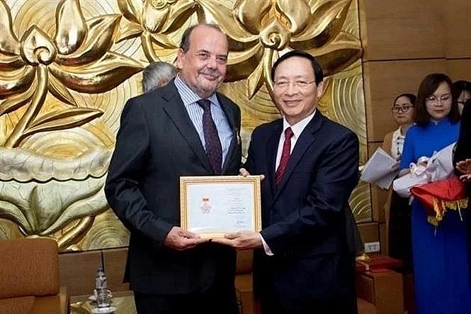 Then Chilean Ambassador to Vietnam Claudio De Negri (L) receives the insignia Vietnam News Today (Apr. 27): Vietnam’s 1975 Victory Hailed as Global Milestone in 20th Century