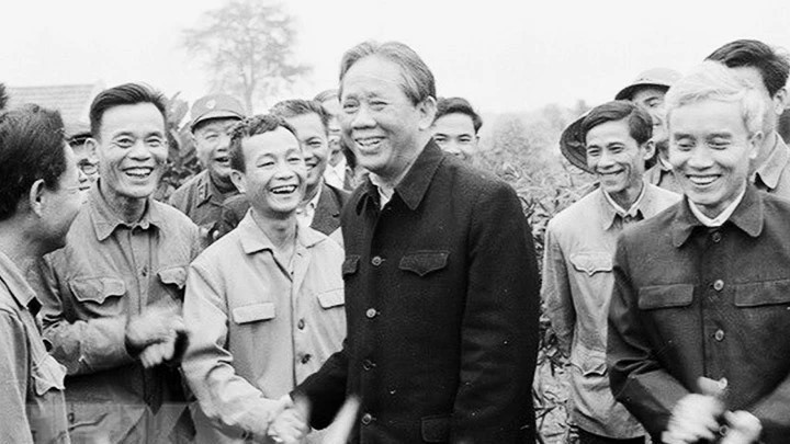 General Secretary Le Duan speaking with officials and workers of Tay Hieu Farm, Nghe Tinh Province, 1979. (Photo: VNA) General Secretary Le Duan speaking with officials and workers of Tay Hieu Farm, Nghe Tinh Province, 1979. (Photo: VNA)