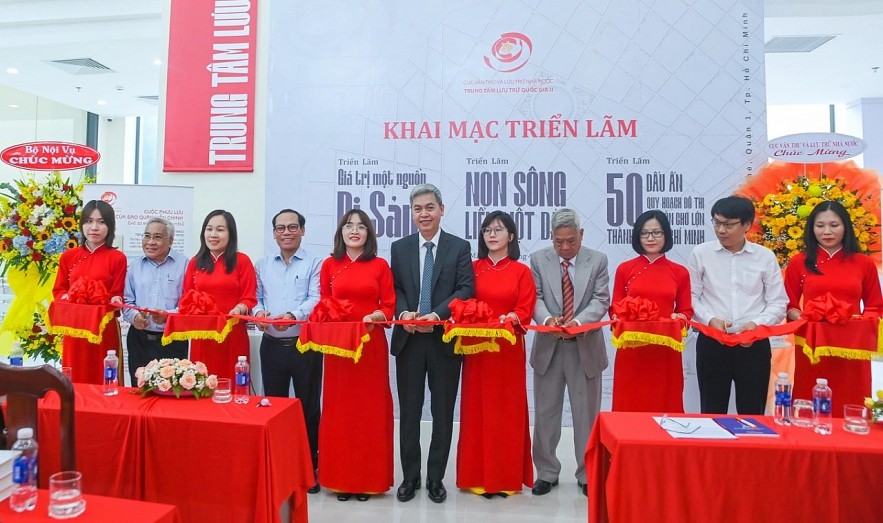 Over 200 Valuable Documents Displayed at 'Mountains and Rivers Connected One Strip' Exhibition Over 200 Valuable Documents Displayed at 'Mountains and Rivers Connected One Strip' Exhibition